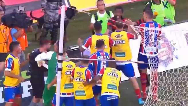 Vitoria - Bahia arasinda oynanan macta saha karıştı